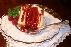Grilled pound cake with reasberry sauce